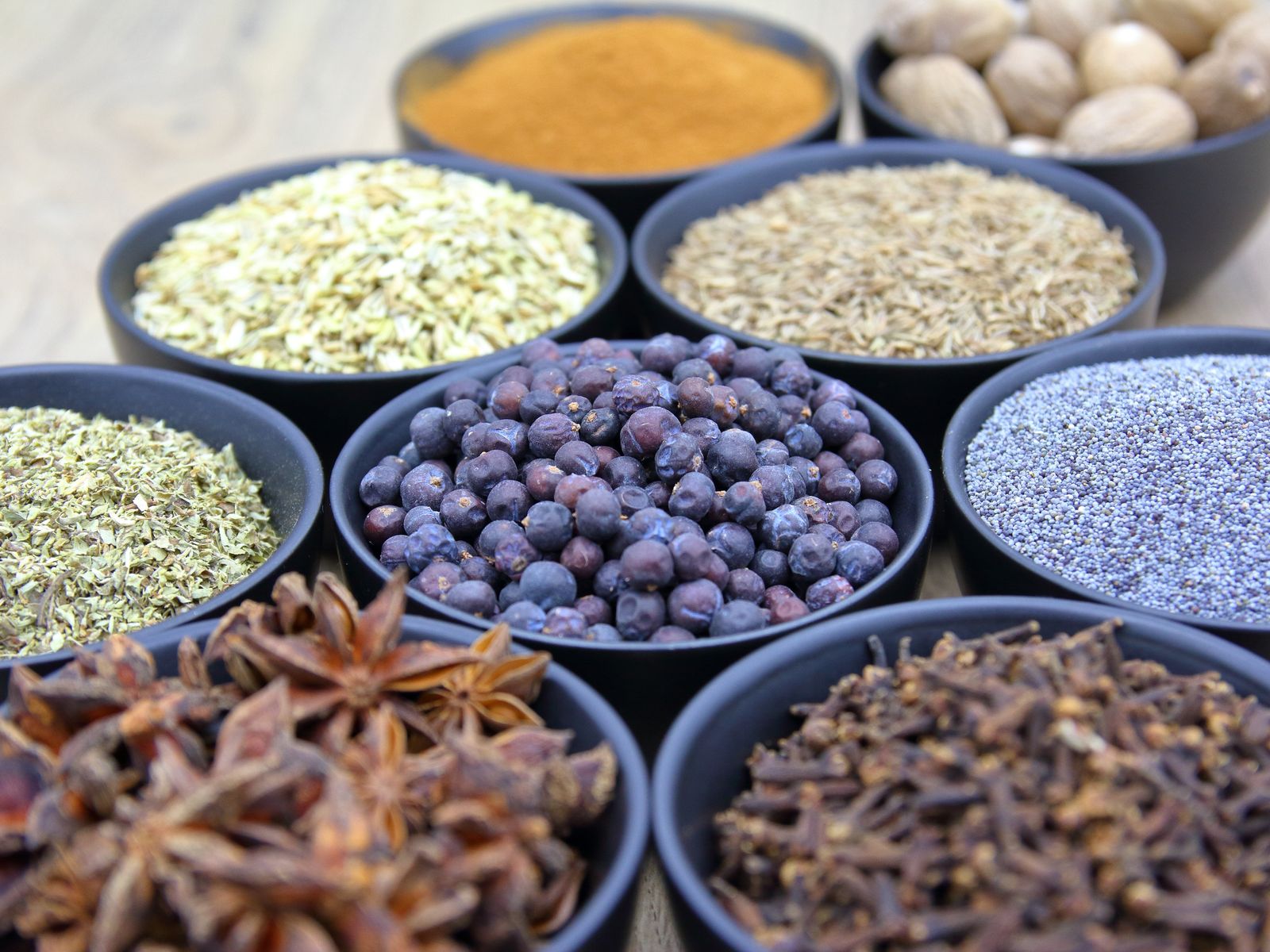 Dehydrated ingredients and sustainable tableware, shipped worldwide